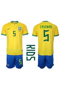 Brasilia Casemiro #5 Jalkapallovaatteet Lasten Kotipeliasu MM-kisat 2022 Lyhythihainen (+ Lyhyet housut)